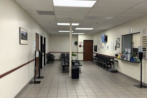 El pasillo hacia la recepcion del centro Chino Valley