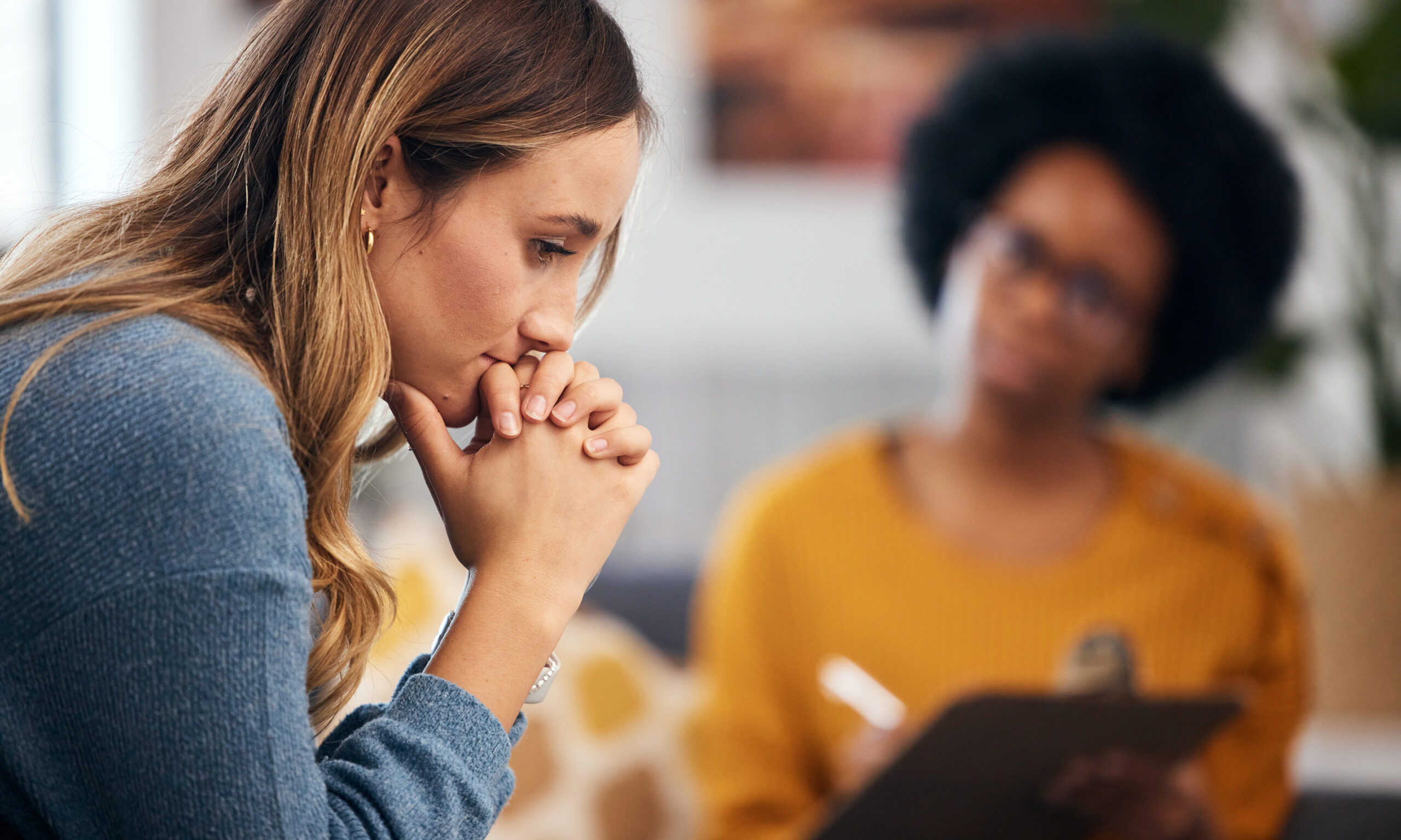 Woman speaking with a therapist about emotional concerns and recognizing early signs you should seek mental health support.